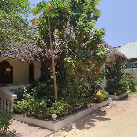 H & H Bungalows Nungwi Luaran gambar