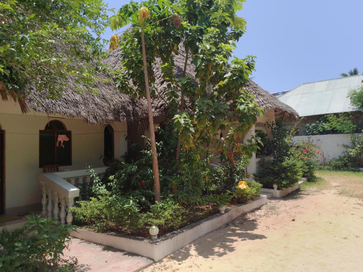 H & H Bungalows Nungwi Luaran gambar