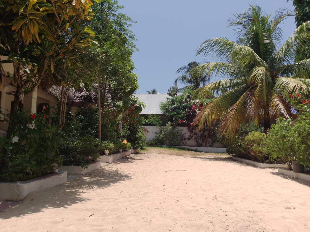 H & H Bungalows Nungwi Luaran gambar