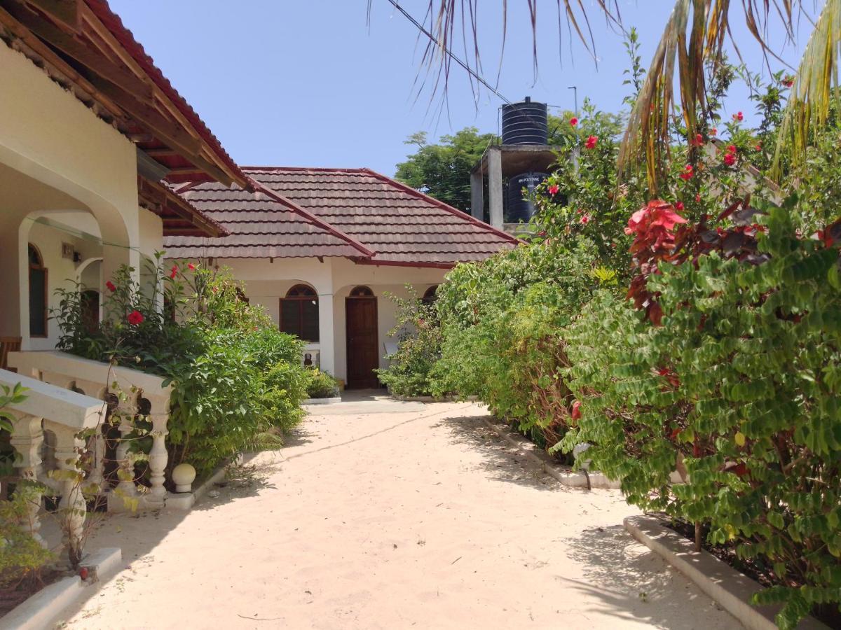 H & H Bungalows Nungwi Luaran gambar