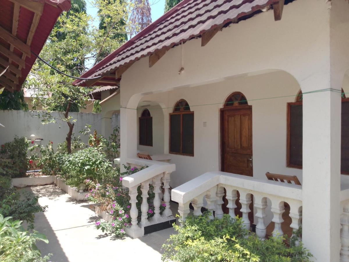 H & H Bungalows Nungwi Luaran gambar
