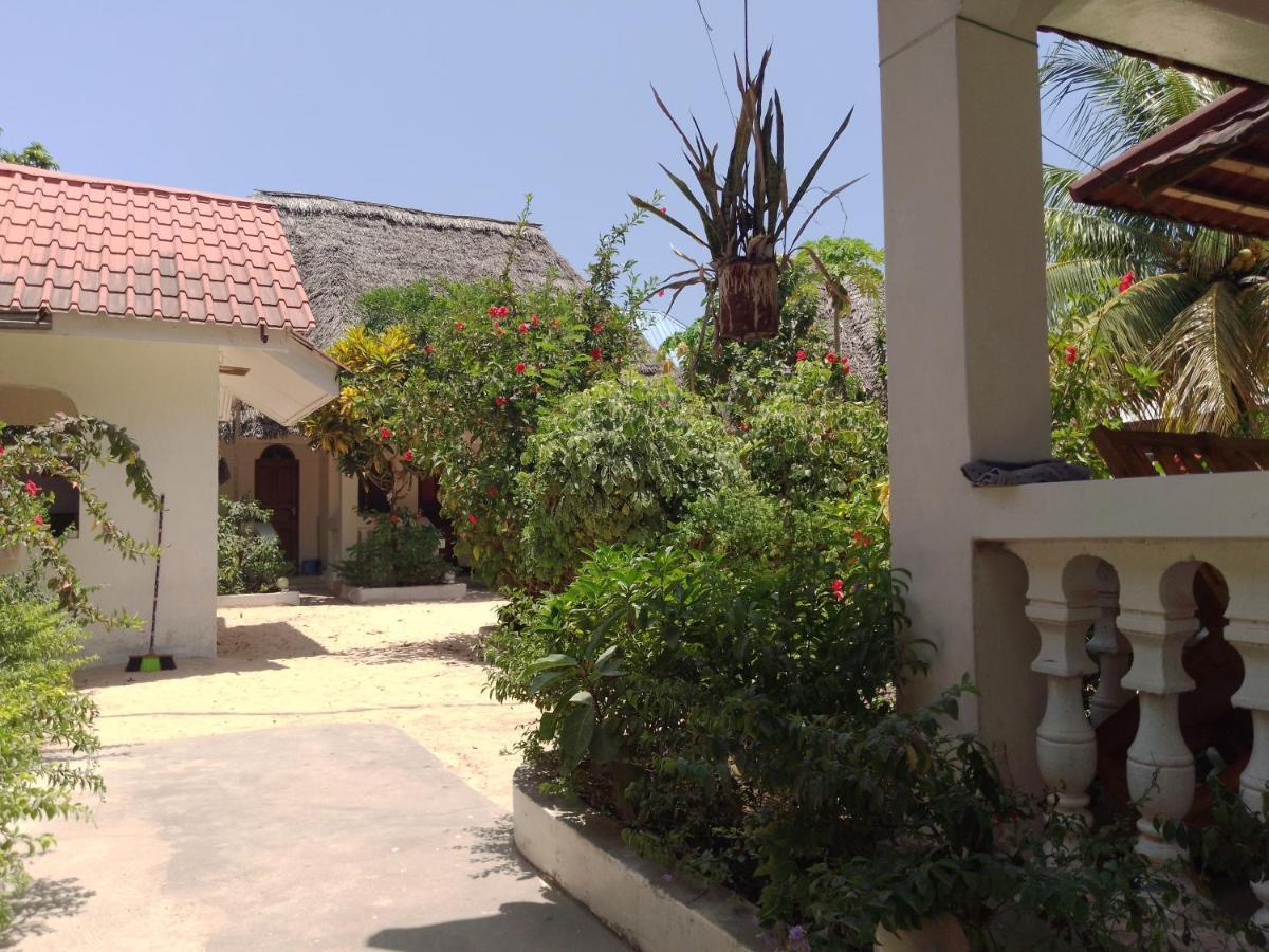 H & H Bungalows Nungwi Luaran gambar